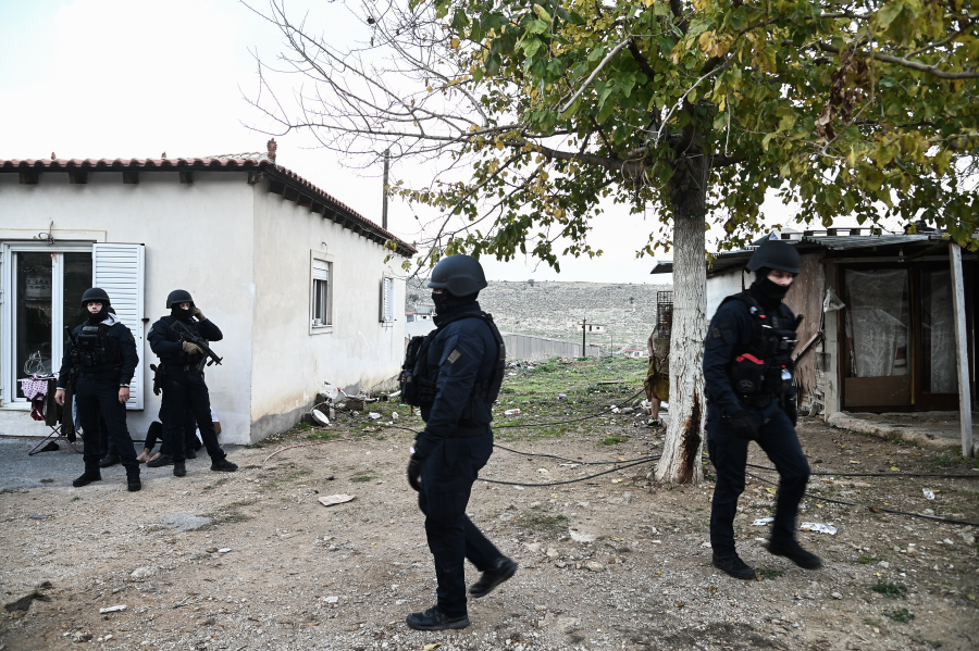 Ασπρόπυργος: Μεγάλη επιχείρηση της ΕΛ.ΑΣ. σε οικισμό - 15 συλλήψεις