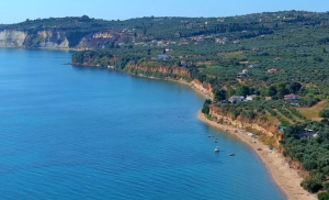 Η πανέμορφη ελληνική παραλία με το ασανσέρ