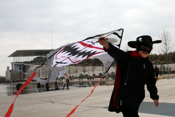 Τι πρέπει να κάνουμε αν ο χαρταετός μας μπλεχτεί σε ηλεκτροφόρα καλώδια