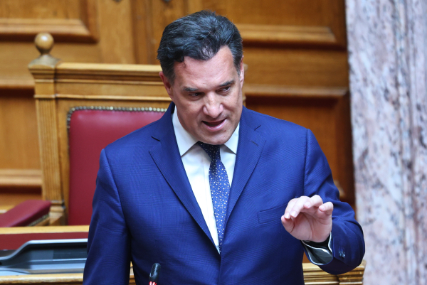 Ο Άδωνις Γεωργιάδης «απαντά» για την επίμαχη φωτογραφία με άγνωστη γυναίκα