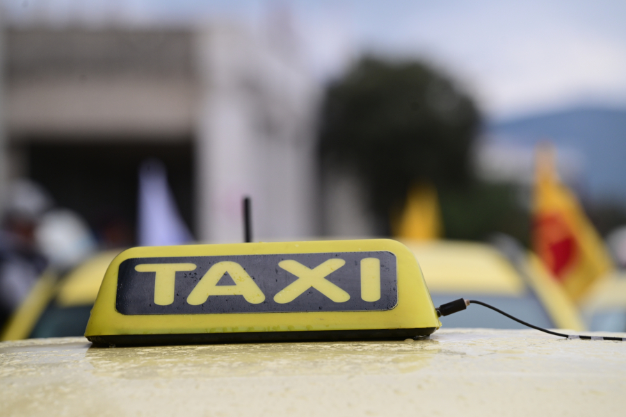 Αθήνα: Συνελήφθη οδηγός ταξί με πλαστό δίπλωμα και άδεια