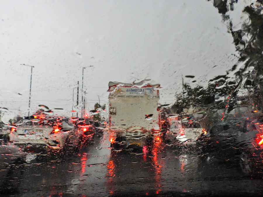 Πού θα βρέξει σήμερα Παρασκευή: Μην ξεχάσετε τις ομπρέλες