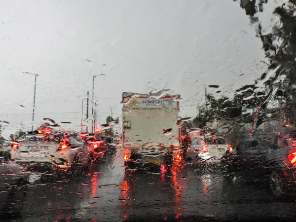 Πού θα βρέξει σήμερα Παρασκευή: Μην ξεχάσετε τις ομπρέλες