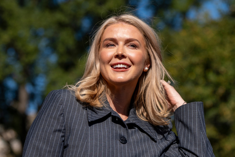 «Είσαι εκπρόσωπος Τύπου ή πεντάχρονο;»: Οργή για το «η μάνα σου» της Καρολάιν Λέβιτ