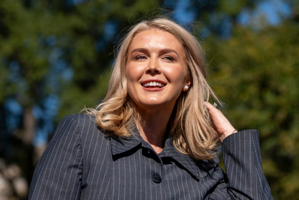 «Είσαι εκπρόσωπος Τύπου ή πεντάχρονο;»: Οργή για το «η μάνα σου» της Καρολάιν Λέβιτ