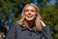 «Είσαι εκπρόσωπος Τύπου ή πεντάχρονο;»: Οργή για το «η μάνα σου» της Καρολάιν Λέβιτ