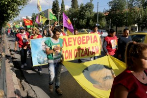 Πορεία Κούρδων προς την πρεσβεία της Τουρκίας - Έκαψαν αφίσες του Τ. Ερντογάν