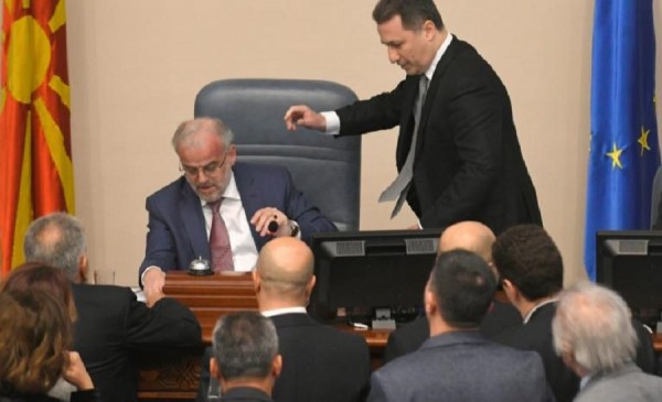 "Παρατράγουδα" στην Βουλή των Σκοπίων: Πέταξαν νερό στον Πρόεδρο (βίντεο)