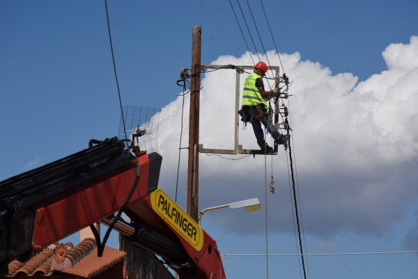 Οι καταναλωτές πληρώνουν τις ρευματοκλοπές - Επιβαρύνονται με 260 εκατ. ευρω από αυτούς που κλέβουν ρεύμα