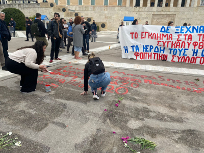 Ξαναγράφουν τα ονόματα των θυμάτων των Τεμπών μπροστά από τη Βουλή