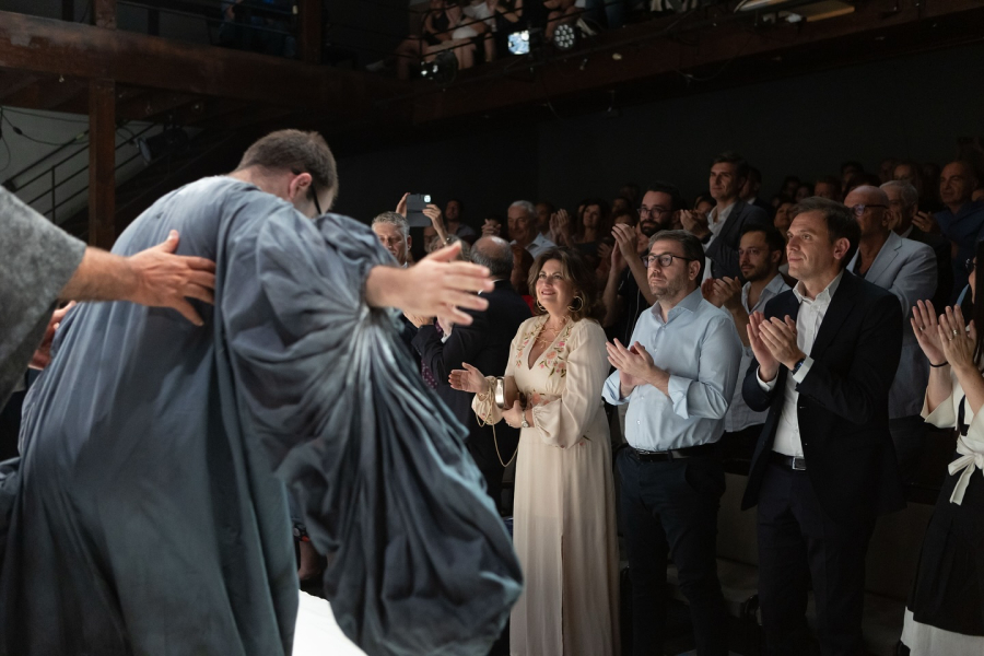 Ο Ανδρουλάκης στην παράσταση «Μήδεια» του Teatro Patologico