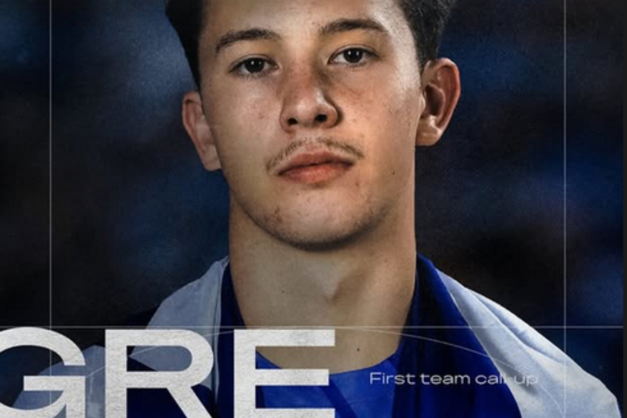 Αγκαλιά με τη γαλανόλευκη ο Καρέτσας λίγο πριν το Ελλάδα - Σκωτία (Εικόνα)