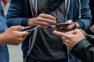 Απάτη με sms και αναπάντητες «φουσκώνει» υπέρογκα τους λογαριασμούς κινητής τηλεφωνίας
