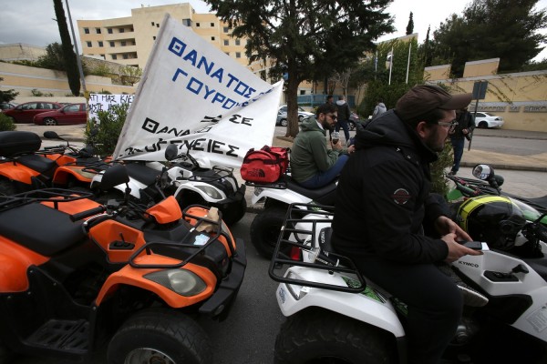 Φουντώνει η «μάχη της γουρούνας» - Μπλόκα τώρα στο λιμάνι της Νάξου και Μυκόνου