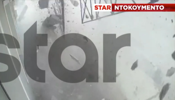 Λαύριο - Κατάρρευση μπαλκονιού: Δύο οι γυναίκες που σώθηκαν από θαύμα - Βίντεο ντοκουμέντο