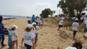 Τα νήπια καθάρισαν ενάμισι χιλιόμετρο ακτογραμμής στην παραλία του Ανισαρά