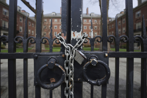 O Τραμπ απειλεί να κλείσει την πόρτα του Harvard στους ξένους φοιτητές