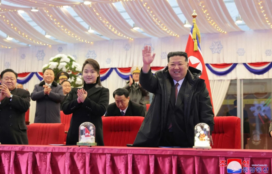 Βόρεια Κορέα: O Κιμ Γιονγκ Ουν υποδέχθηκε το 2025 μαζί με την κόρη του