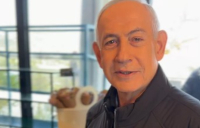 «Νεκρός ο Νετανιάχου»: Απάντησε στις φήμες... πίνοντας καφέ και μετρώντας τα δάχτυλά του (βίντεο)