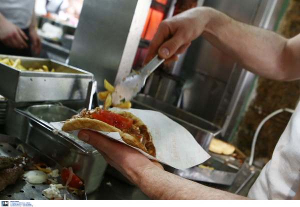 Ένας Έλληνας πουλάει στο Νταβός παραδοσιακό πιτόγυρο (και vegan) με 19 ευρώ!