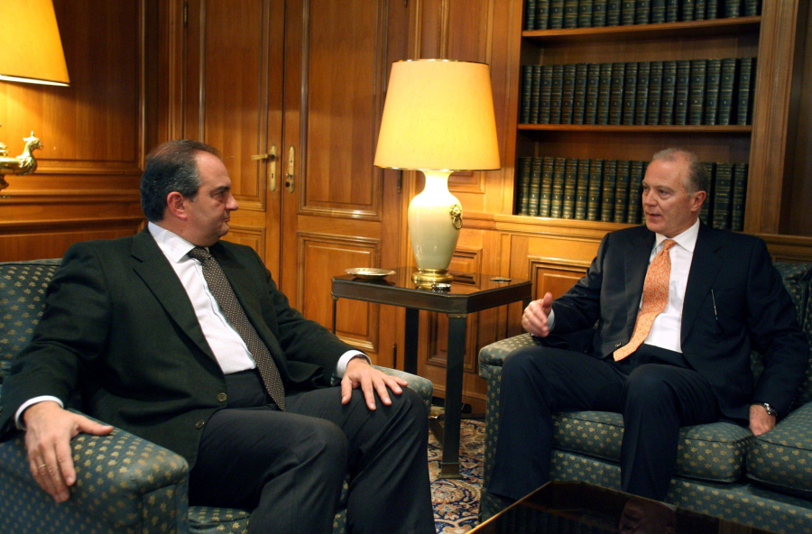 Ο Κώστας Καραμανλής αποχαιρετά τον Γιώργο Προβόπουλο