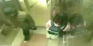 Πιτσιρίκα τσάκιζει στο ξύλο επίδοξο βιαστή μέσα σε ασανσέρ