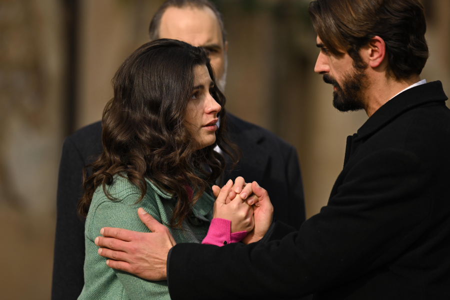 «Άγιος έρωτας»: Ο πατέρας Νικόλαος σώζει τελευταία στιγμή την Χλόη