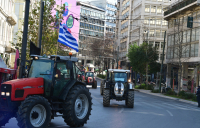 Αγρότες: Με κορναρίσματα αποχώρησαν τα τρακτέρ από το Σύνταγμα (βίντεο)