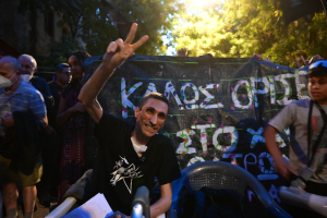 Αριστοτέλης Χαντζής: Θερμή υποδοχή στα Προσφυγικά μετά το εξιτήριο (Εικόνες)