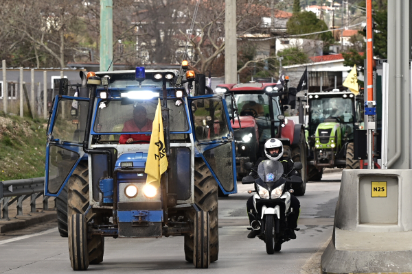 Έφτασαν τα πρώτα τρακτέρ στην Αθήνα, μεγάλη κάθοδος των αγροτών στο Σύνταγμα - Όλες οι εξελίξεις