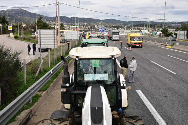Έφτασαν τα πρώτα τρακτέρ στην Αθήνα, μεγάλη κάθοδος των αγροτών στο Σύνταγμα - Όλες οι εξελίξεις