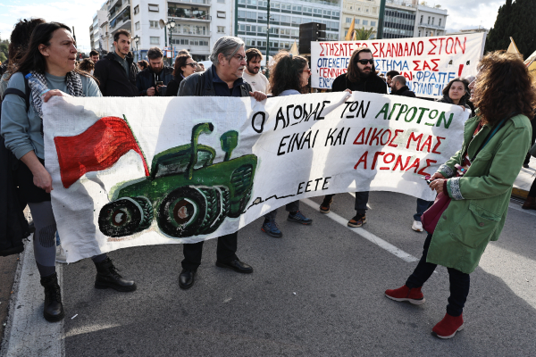Οι αγρότες στο κέντρο της Αθήνας, τρακτέρ πηγαίνουν στο Σύνταγμα - Όλες οι εξελίξεις στο liveblog