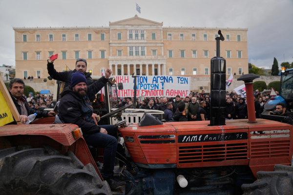 Στο Σύνταγμα οι αγρότες - Όλες οι εξελίξεις στο liveblog