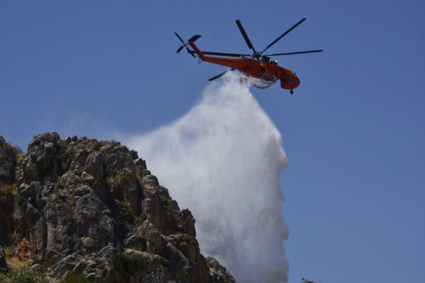 Σε ύφεση η φωτιά στον Κιθαιρώνα - Στη μάχη της κατάσβεσης και δύο ελικόπτερα