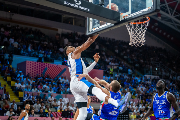 Eurobasket 2025: Γιάννης και άμυνα καθάρισαν την Ιταλία (75-66)