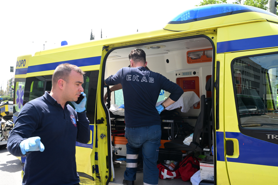 Συγγρού: Σύγκρουση λεωφορείου με ΙΧ, έξι τραυματίες