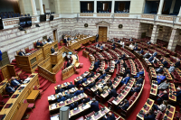 Μετωπική στη Βουλή για τα Τέμπη: Η «τεμπορυχία», τα «πλυντήρια ευθυνών» και η απολογία Καραμανλή