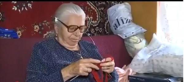 Πρόστιμο 2.600 ευρώ επέβαλε η Εφορία στην 90χρονη που πουλούσε τερλίκια στη Θεσσαλονίκη (video)