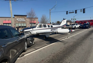 Αεροπλάνο έκανε αναγκαστική προσγείωση σε λεωφόρο, έπεσε σε αυτοκίνητα (Βίντεο)