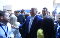 Με συνθήματα η είσοδος του Δένδια στο Συνέδριο της ΝΔ