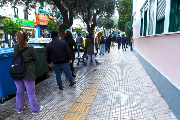 Οι ουρές στα διαγνωστικά φέρνει το testing και στους δήμους: «Ψήνεται» ανατροπή με rapid test και μοριακά PCR