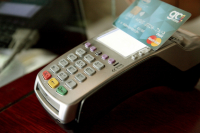 Νέο πλαίσιο για POS και ηλεκτρονικές πληρωμές: Υποχρεωτική διασύνδεση με την ΑΑΔΕ και αυστηρά πρόστιμα