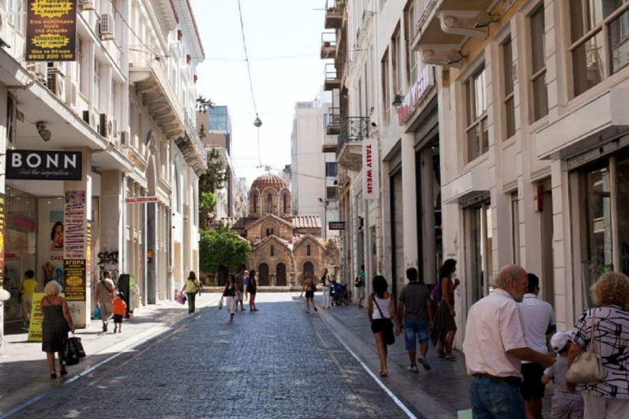 Η αργία της Πρωτομαγιάς κλείνει τα καταστήματα