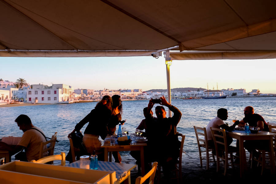 Ξέφρενο πάρτι στη Μύκονο σαν να μην υπάρχει lockdown: Οι αστυνομικοί κοιτούν χωρίς να μπορούν να κάνουν τίποτα (βίντεο)