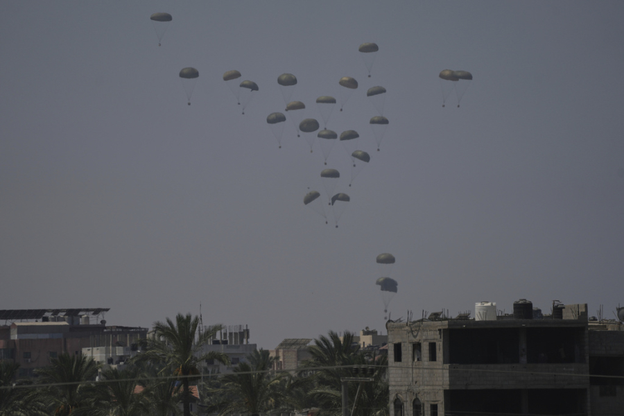 Μάννα εξ ουρανού: Ισπανία και Γαλλία έριξαν 52 τόνους τρόφιμα στη Γάζα - Συγκλονιστικές εικόνες (Βίντεο)