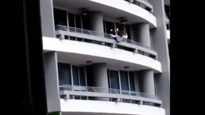 Τραγική κατάληξη για 27χρονη: Έπεσε από τον 27ο όροφο στην προσπάθειά της να βγάλει selfie (video)
