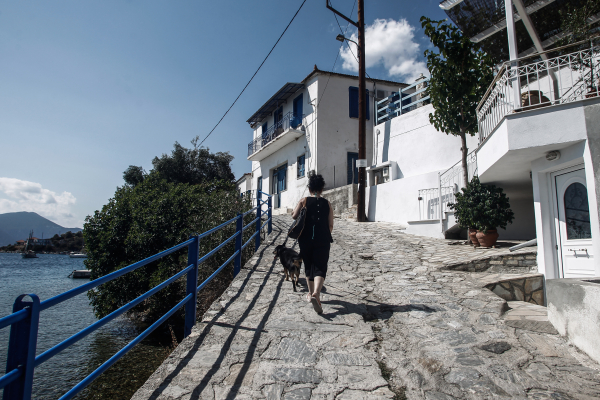 Επίδομα μετεγκατάστασης 10.000 ευρώ: Πώς και πότε πληρώνονται οι δύο δόσεις των 5.000 ευρώ