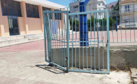 Ηράκλειο: Έπεσε η σιδερένια αυλόπορτα του 5ου Δημοτικού – «Από θαύμα γλίτωσαν τα παιδιά μας»