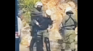 Viral η φάπα άνδρα των ΜΑΤ σε συνάδελφό του που ψεκάζει πολίτες με χημικά (βίντεο)