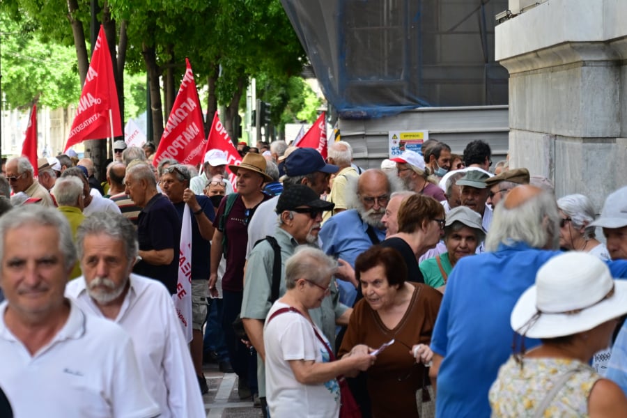 Λιγότερες καθυστερημένες συντάξεις, αλλά νέο κύμα αιτήσεων πιέζει τον e-ΕΦΚΑ